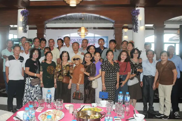 Thầy cô và học sinh chụp ảnh chung tại buổi họp mặt trường 10/10/2025