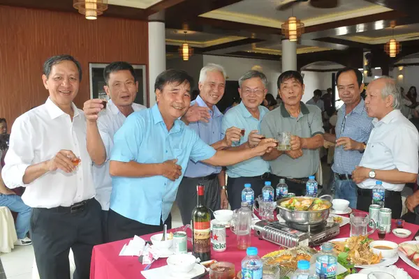 Các thầy và học sinh nâng ly chúc mừng tại buổi họp mặt trường 10/10/2025