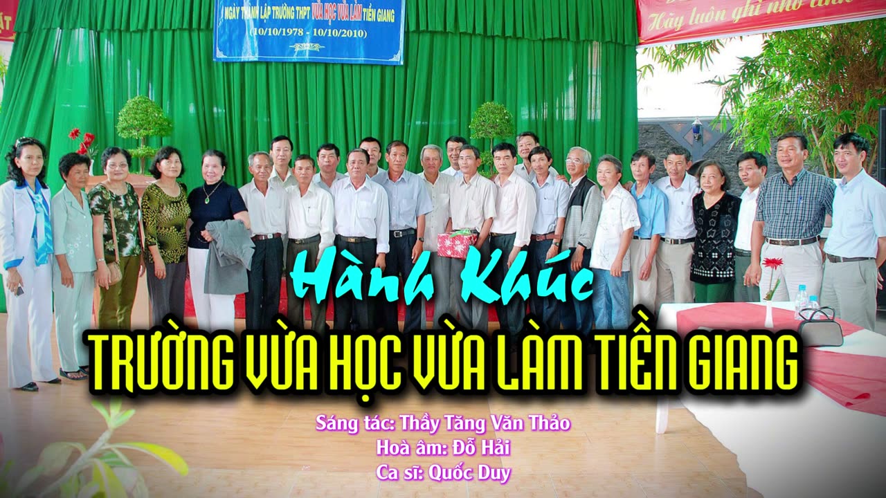 Thầy cô và học sinh chụp ảnh chung trước sân khấu, phía trên có băng rôn kỷ niệm ngày thành lập trường 10/10/1978 – 10/10/2010